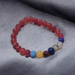 اسورة عقيق احمر مزينة ب 7 احجار تعمل علي ظبط نظام الشاكرات في الجسم