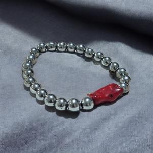 اسورة هيماتيت مزينة بحجر المرجان الأحمر الطبيعي