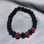 اسورة عقيق اسود مزينة بحجر العقيق الاحمر