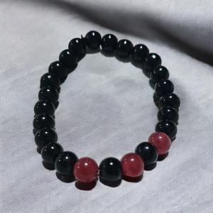 اسورة عقيق اسود مزينة بحجر العقيق الاحمر