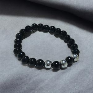 اسورة عقيق اسود مزينة بخرز من حجر الهيماتيت