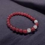 اسورة عقيق احمر مزينة ب3 خرزات روز كوارتز