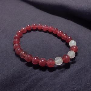 اسورة عقيق احمر مزينة ب3 خرزات روز كوارتز